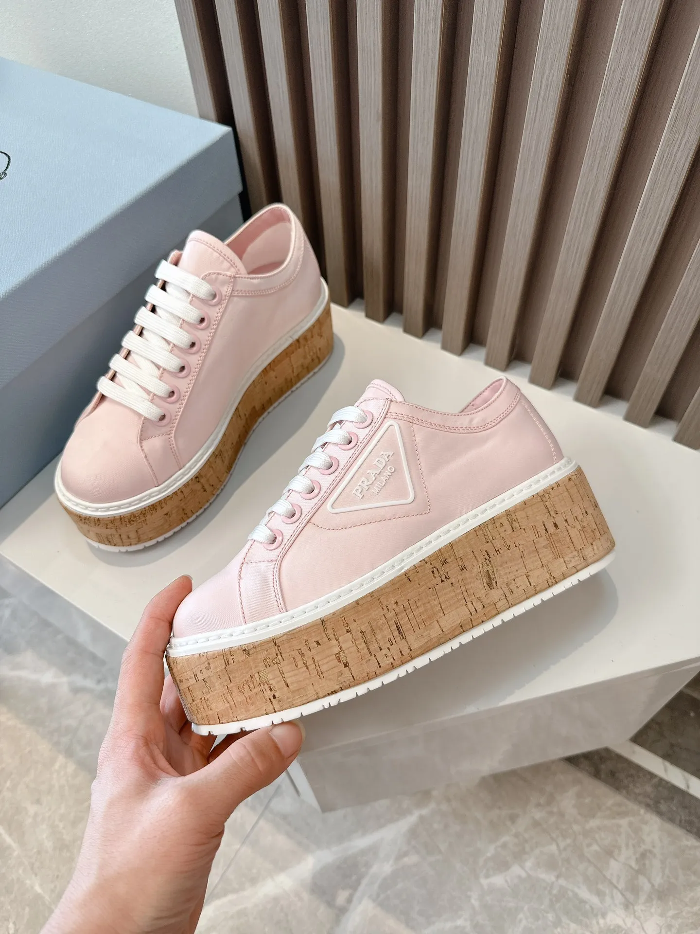 👟👟Ex-factory price 500👟👟 ☑️SNGG ｜Thick-soled high-explosive shoes Super hot Prada Prada 2024 latest spring and summer sawtooth Roman ultra-light thick-soled shoes! Retro, fashionable and avant-garde gear teeth make the whole pair of shoes light, comfortable and brightly colored to meet the various choices of fashionable people of different styles! The iconic molded injection triangle logo is matched with the shape of the upper foot 🦶🏻It’s super nice, every element is fashionable! - MATERIAL Material - ⇢ Upper: imported silk nylon twill ⇢ Lining: sheepskin lining ⇢ Outsole: TPU wood grain rubber combination outsole ⇢size：#35～40